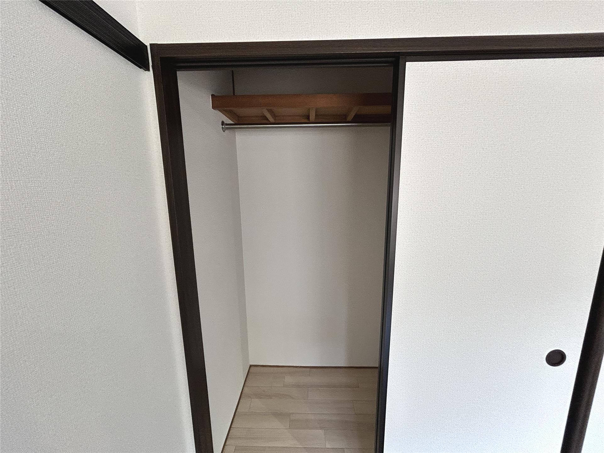 収納　ハンガーバー付きの収納です(別部屋参考写真)