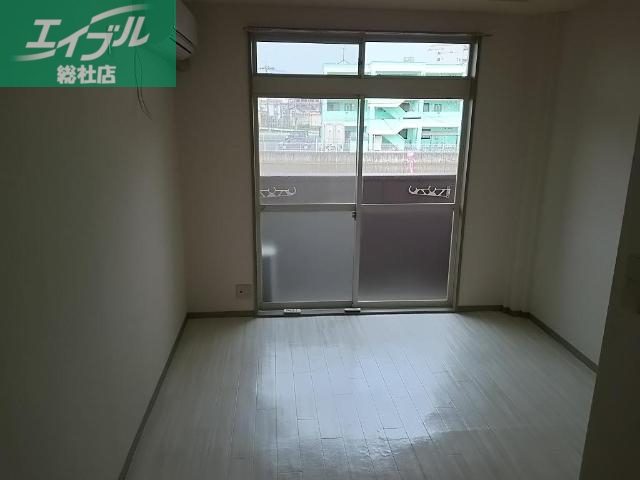 居室・リビング　室内