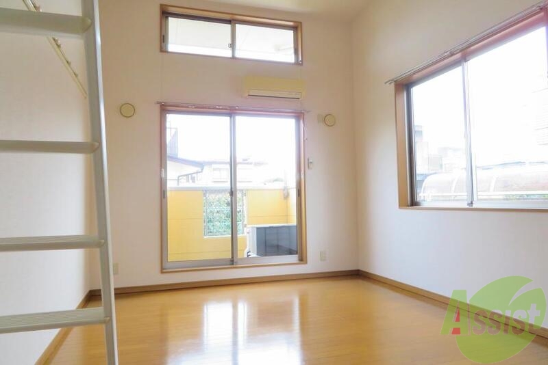 居室・リビング　ゆったり１０帖のフローリングのお部屋です。ピカピカですね
