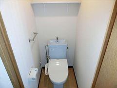 トイレ　温水洗浄便座付のトイレ。