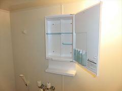 洗面設備　鏡の裏には収納もあります！