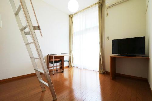 居室・リビング　日当たりの良い南向きで開放的な窓から日が差し込みます！