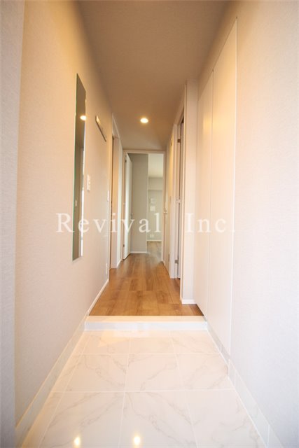 玄関　奥行を感じる玄関でございます