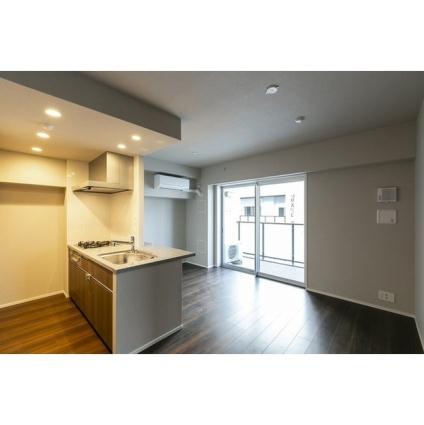 居室・リビング　床暖房付きのリビングでございます