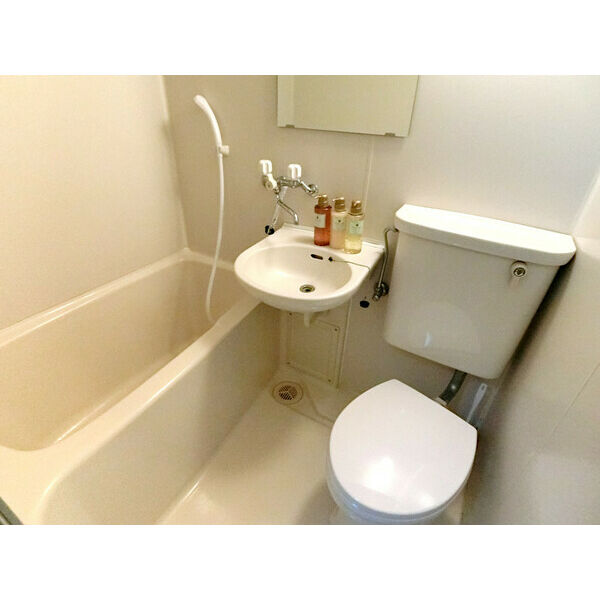 トイレ　浴室内にトイレがあります♪