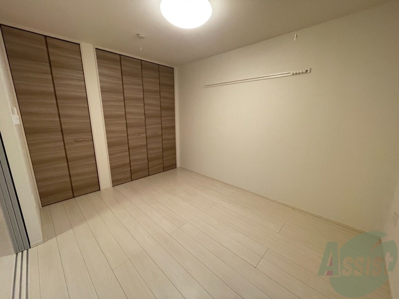 その他部屋・スペース　寝室には窓があるので、朝の目覚めが良さそうです。