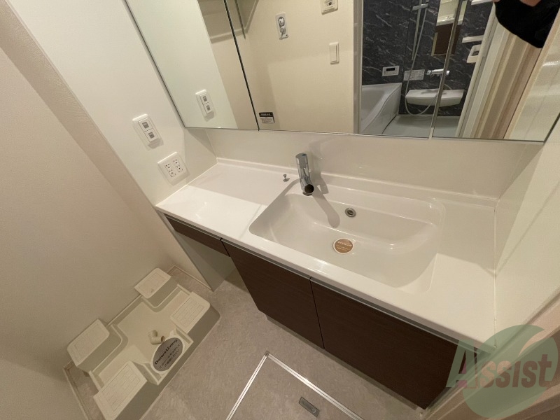 洗面設備　洗面台はこちら、広々して使いやすそうですね。