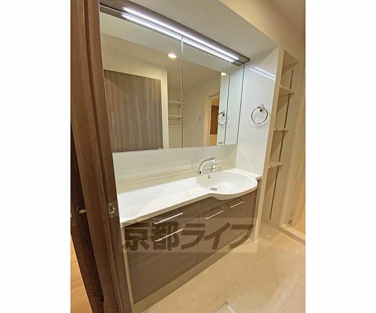 洗面設備　二人並んで使用できるワイドな洗面台です。