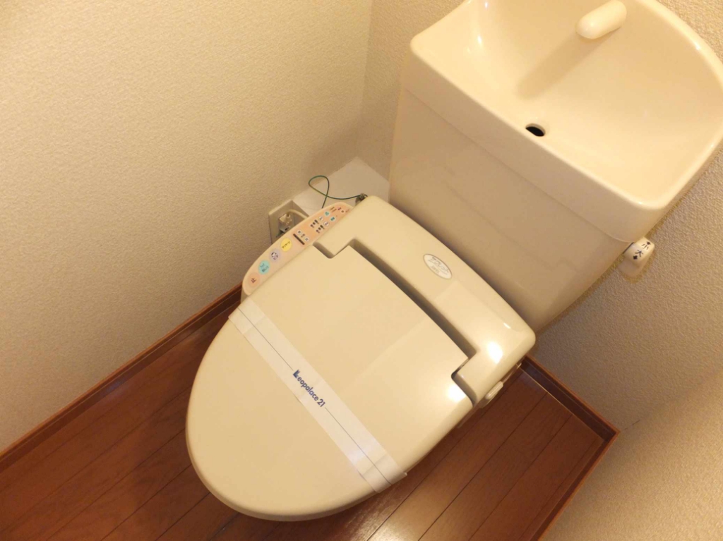 その他　温水洗浄便座付きです。
