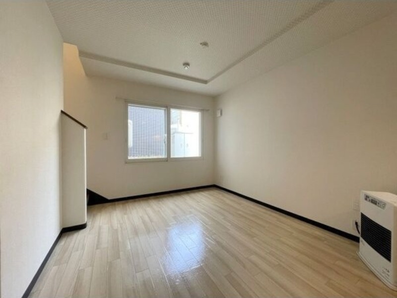 居室・リビング　内装中につき同タイプ別号室の画像です。