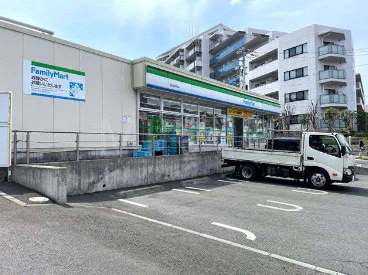 コンビニ　ファミリーマート藤沢藤が岡店（コンビニ）まで300m