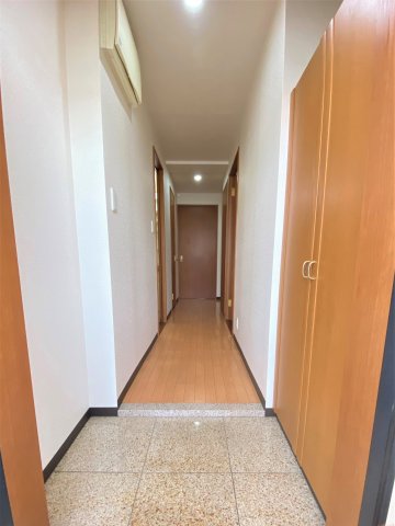 玄関　玄関床は御影石でおしゃれです