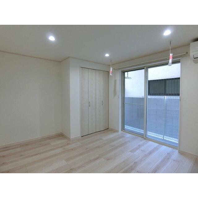 居室・リビング　白が基調の明るい室内！広々！１階はテラス、２．３階はバルコニ