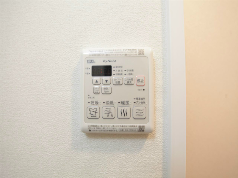その他設備　浴室暖房乾燥機付き