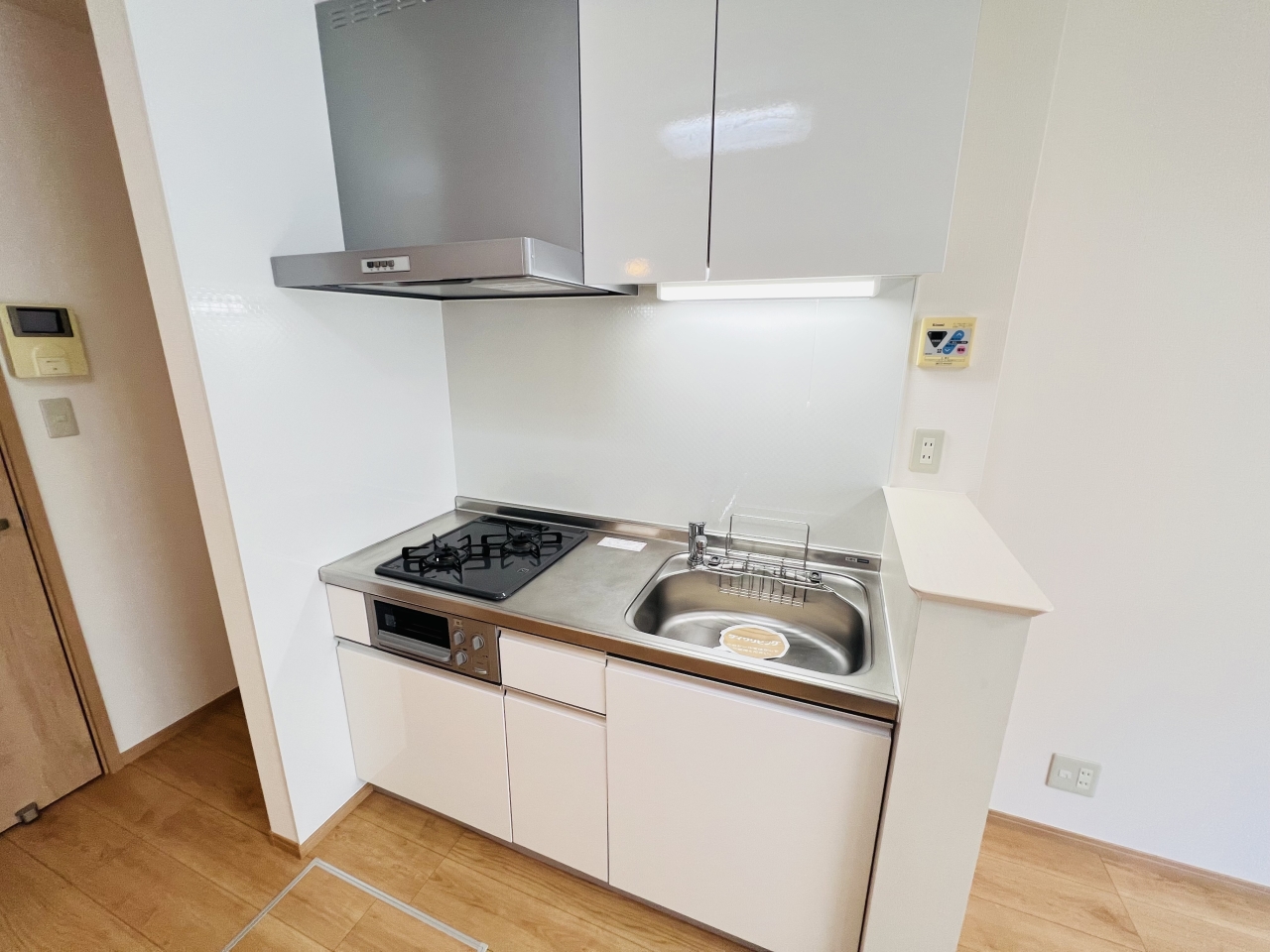 キッチン　※モデル写真のためシステムキッチンではございません。