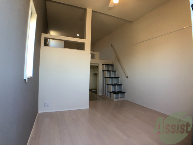 居室・リビング　白が貴重な清潔感のあるお部屋です。日差しもありますね。