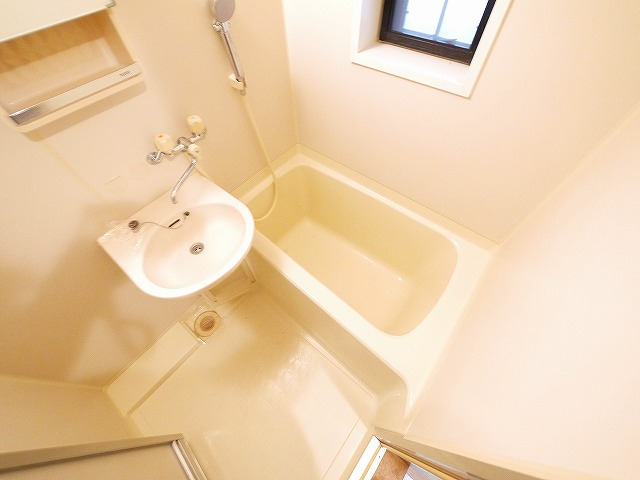 バス・シャワールーム　コンパクトで使いやすいお風呂です