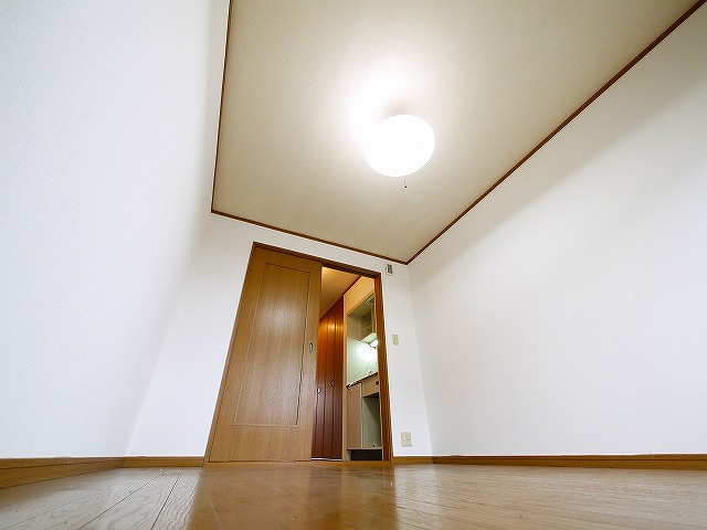 その他部屋・スペース　開放的な寝室です