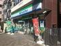 コンビニ　ファミリーマート 新宿余丁町店（コンビニ）まで77m