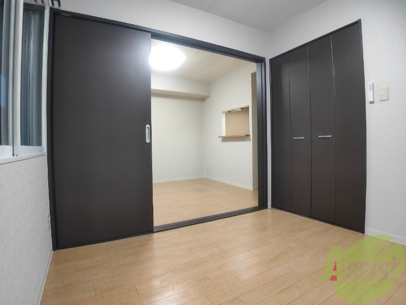 その他部屋・スペース　戸を閉めるとリビングと区切られた寝室にすることができますよ。