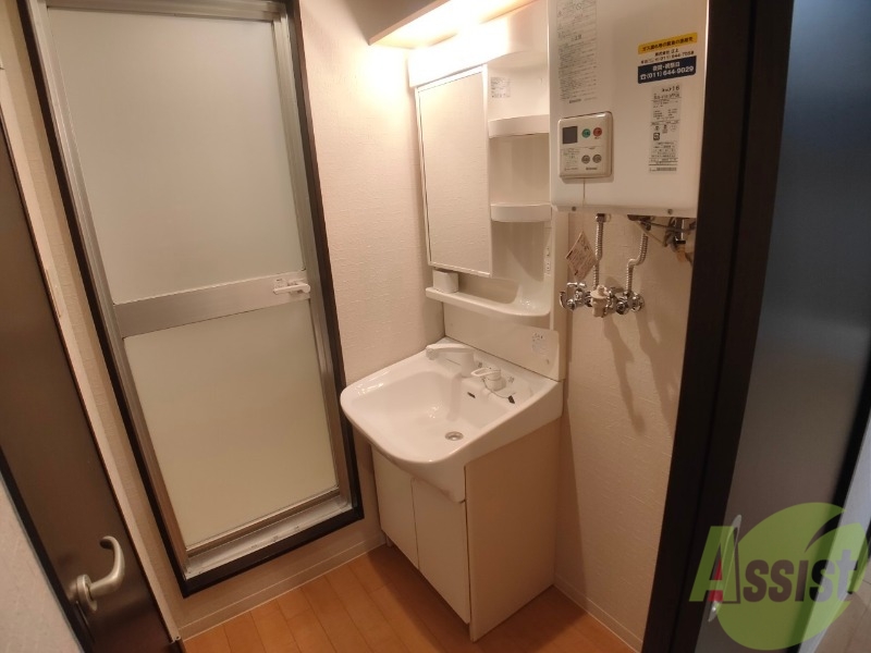 洗面設備　独立洗面台です。大きくてよいですね。シャンプーもできます。