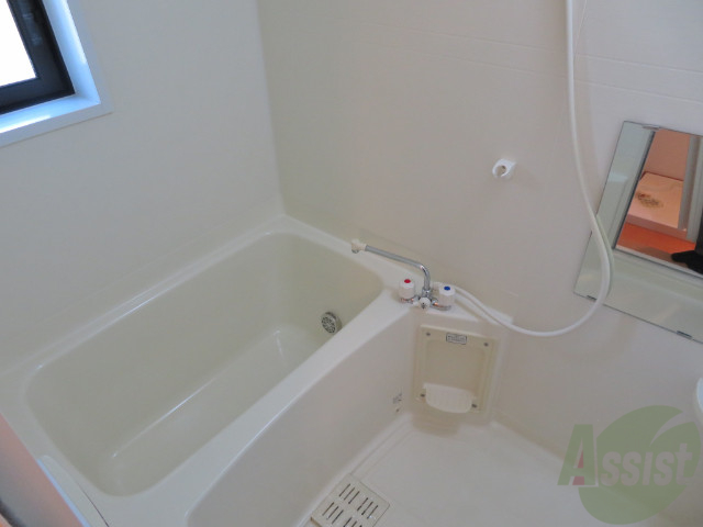 バス・シャワールーム　バスルームは狭すぎず、シャワーも浴びやすそうです。