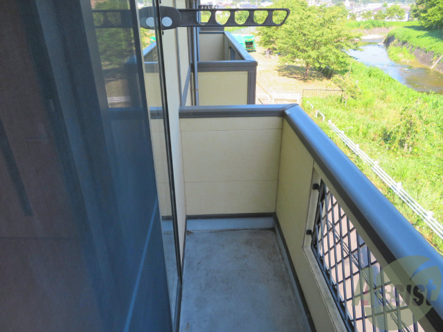 バルコニー　バルコニーは幅があり、広い印象を受けました。