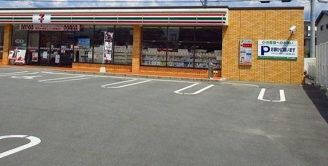 コンビニ　セブンイレブン（コンビニ）まで320m