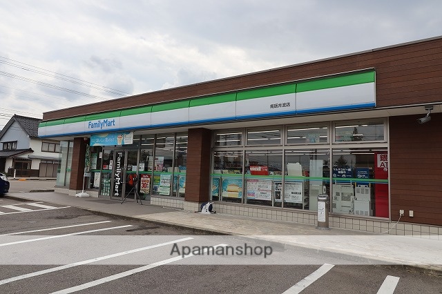 コンビニ　ファミリーマート（コンビニ）まで889m