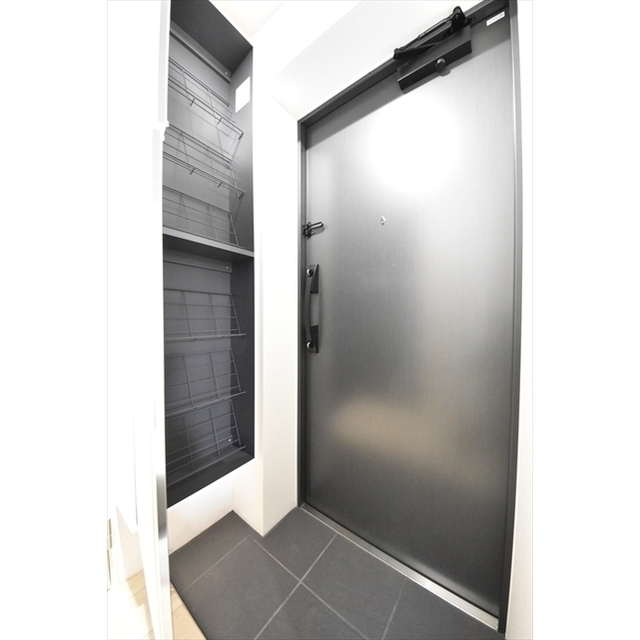 玄関　明るい色調の室内です