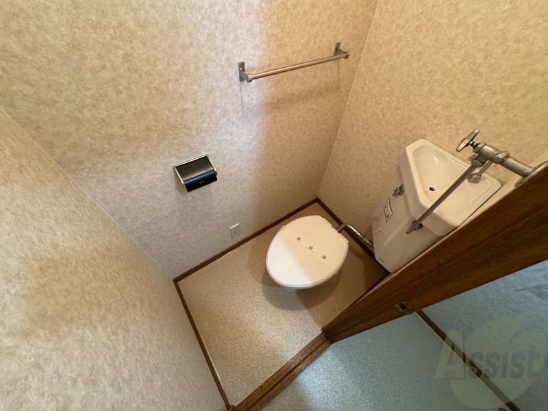 トイレ　こちらはトイレです。清潔感があり、安心して使用できます。