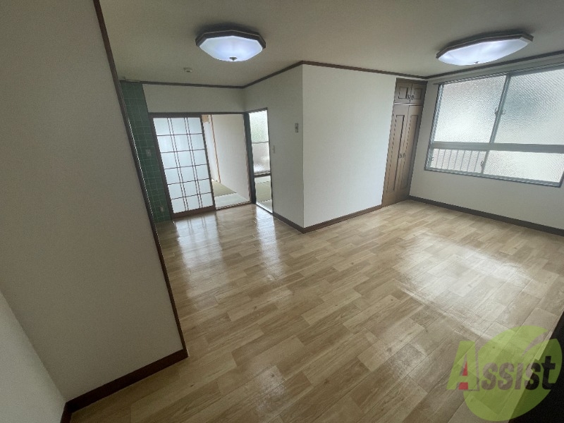 居室・リビング　広々としており、明るい色のＣＦ