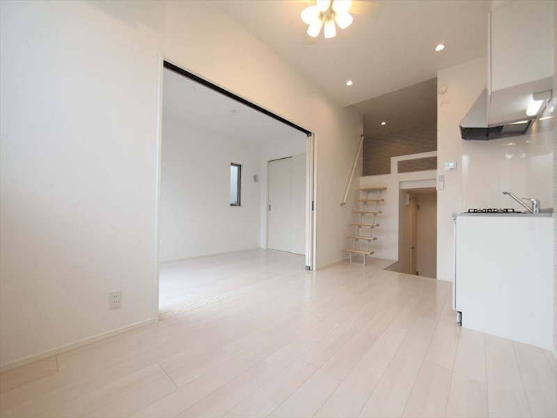 居室・リビング　ＬＤＫ8.1　洋室4.8帖　ロフト6帖　エアコン2台付