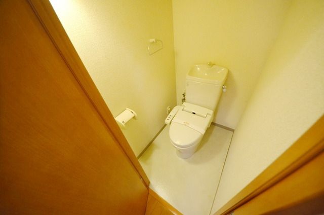 トイレ　白を基調とした清潔感のあるトイレです