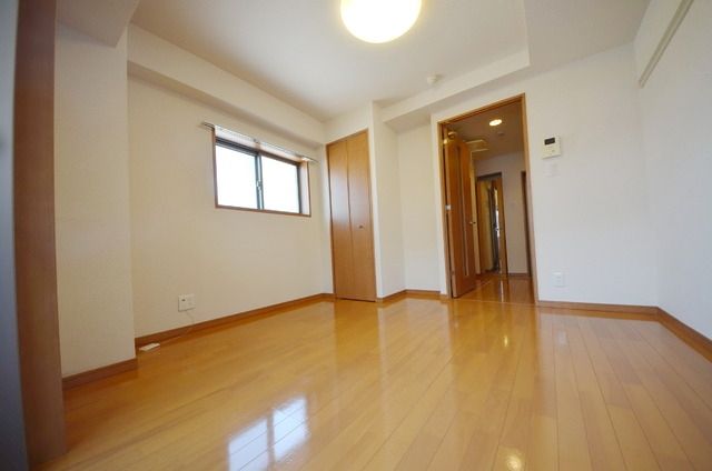 居室・リビング　明るく広いお部屋です