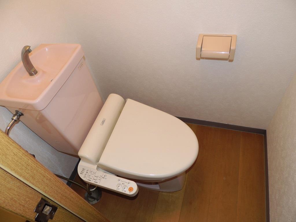 トイレ　温水洗浄便座付きのトイレです。