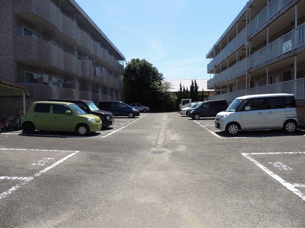 駐車場　ディアコートの敷地内駐車場です。