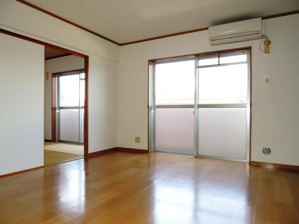 居室・リビング　日当りの良いお部屋です。