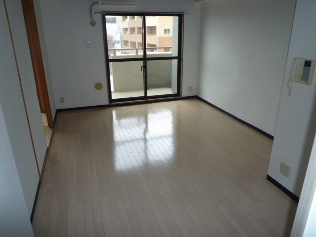 居室・リビング　リビング約9帖　明るい室内