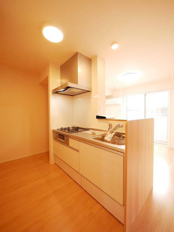 キッチン　システムキッチン（3口コンロ）
