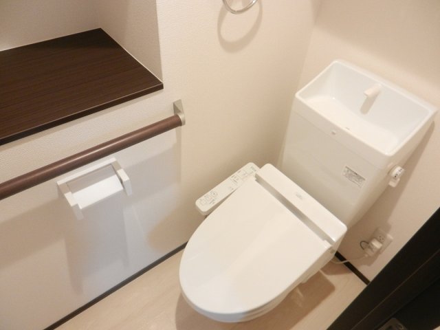 その他　収納棚も有って落ち着く広さのトイレ