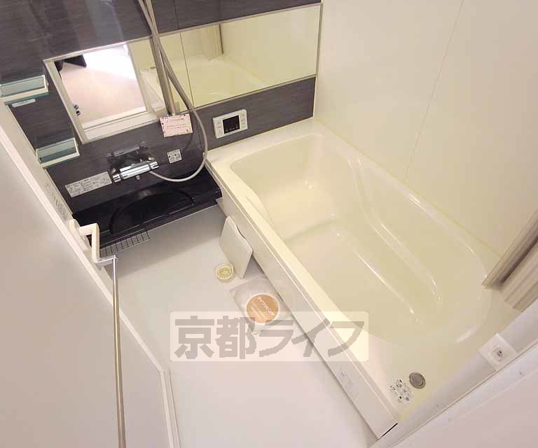 バス・シャワールーム　広々バスルームです。