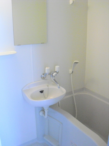 バス・シャワールーム　清潔感ある２点式ユニットバス