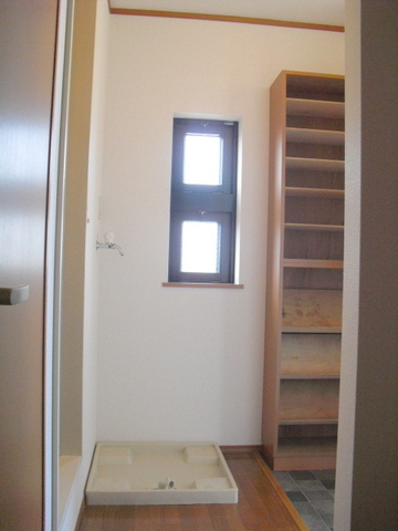 玄関　採光のできる窓付き玄関