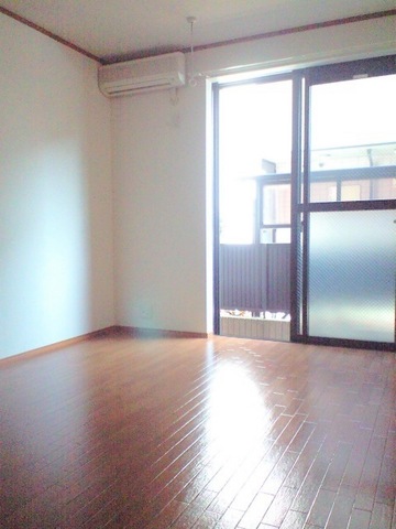 居室・リビング　南東向き角部屋　ゆとりある洋室８帖