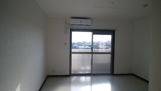 居室・リビング　反転