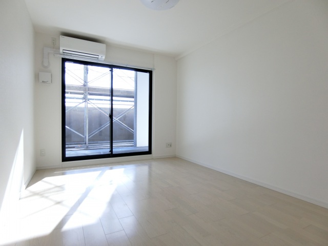 居室・リビング　真っ白な洋室