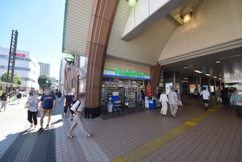 コンビニ　ファミリーマート草加駅店（コンビニ）まで250m