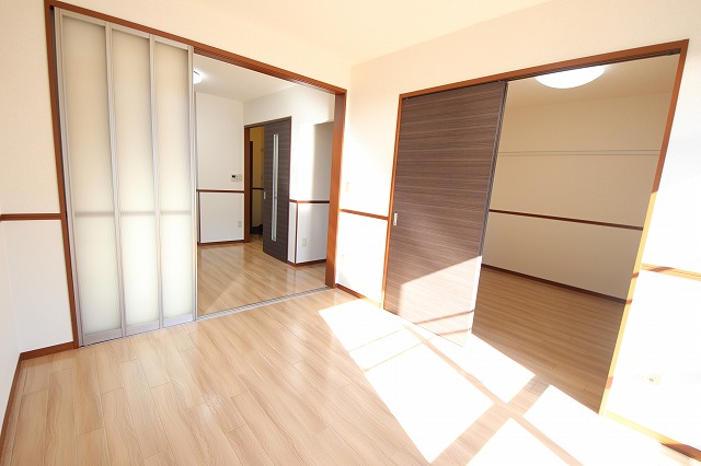 居室・リビング　※別部屋の写真です。