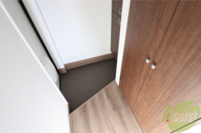 玄関　包みこむ木のやさしさと光溢れるあたたかな広々空間